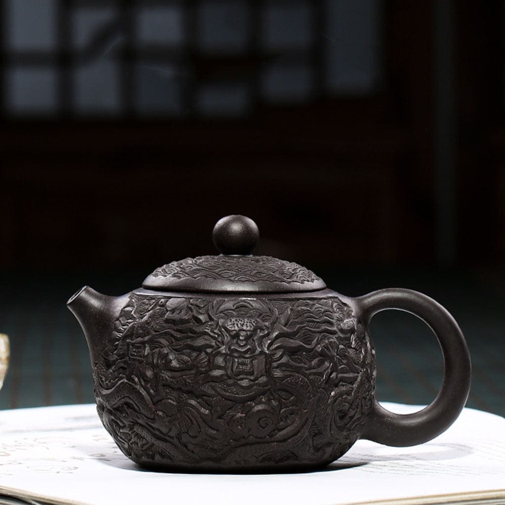 Yixing theepot 300 ml van zwarte klei met drakenreliëf