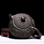 Yixing theepot 300 ml van zwarte klei met drakenreliëf
