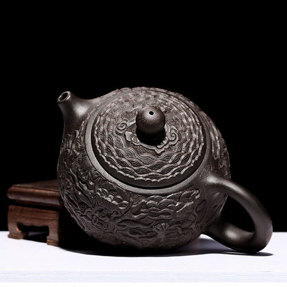 Yixing theepot 300 ml van zwarte klei met drakenreliëf