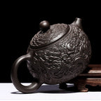 Yixing theepot 300 ml van zwarte klei met drakenreliëf