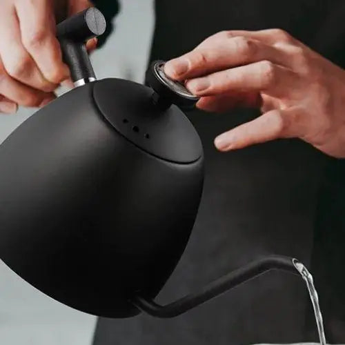 Zwarte RVS waterketel 1,5 liter met zwanenhals