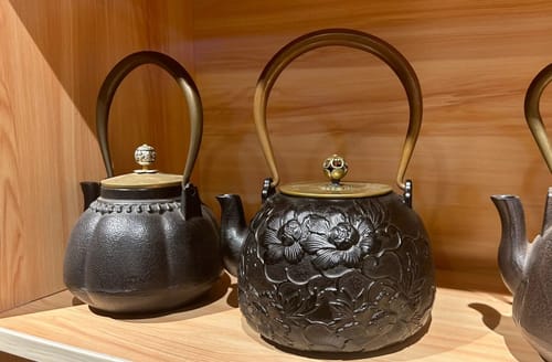 Klantfoto bij beoordeling van Gietijzeren theepot met pioenreliëf