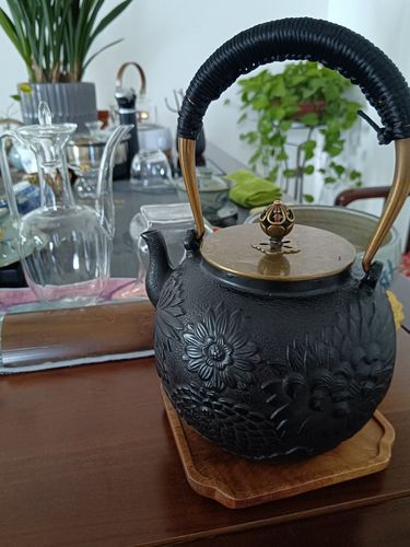 Klantfoto bij beoordeling van Gietijzeren theepot met pioenreliëf