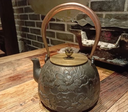 Klantfoto bij beoordeling van Gietijzeren theepot met pioenreliëf